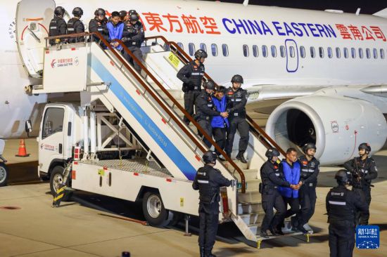 1月30日，在云南昆明長水機場，白所成、白應(yīng)蒼、魏懷仁、劉正祥、劉正茂、徐老發(fā)等10名緬北重大犯罪嫌疑人被我公安機關(guān)成功押解回國。新華社記者 殷剛 攝