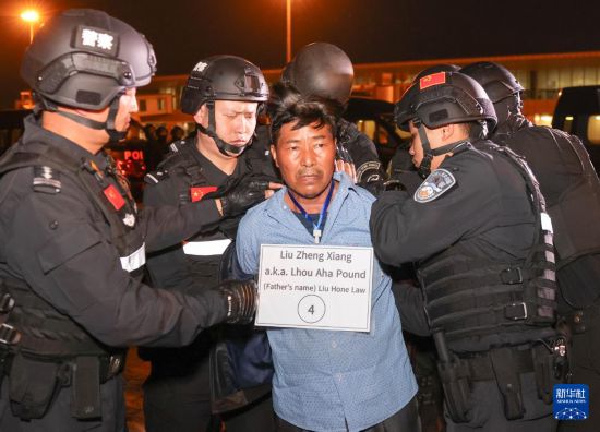 1月30日，在緬甸內(nèi)比都國際機場，緬甸警方依法向我公安機關(guān)移交緬北重大犯罪嫌疑人劉正祥。新華社記者 殷剛 攝