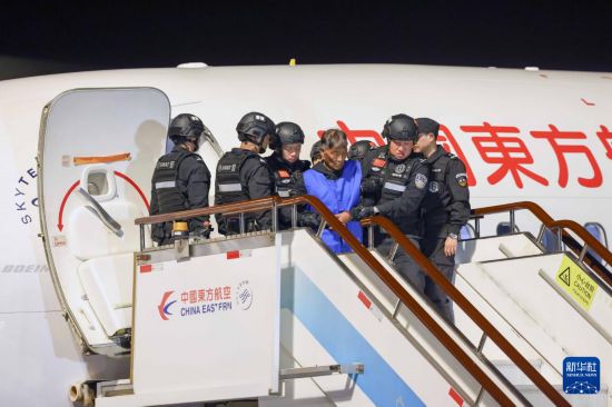 1月30日，在云南昆明長水機場，緬北重大犯罪嫌疑人白所成被我公安機關(guān)成功押解回國。新華社記者 殷剛 攝