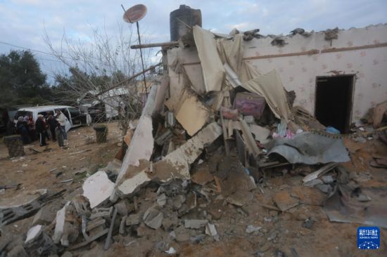 2月5日，在加沙地帶南部城市拉法，人們查看以軍空襲后的建筑廢墟。新華社發(fā)（哈立德·奧馬爾攝）
