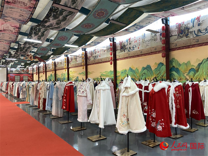 1月24日，在山東省菏澤市曹縣大集鎮(zhèn)穿越大唐漢服云倉直播基地展廳里擺放的漢服。 人民網(wǎng) 周琳佳攝