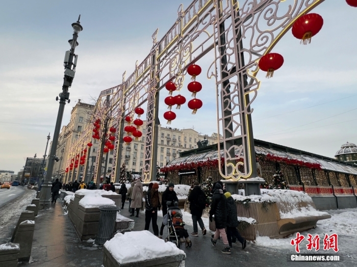 當(dāng)?shù)貢r(shí)間2月9日，中國(guó)農(nóng)歷新年慶祝活動(dòng)啟動(dòng)儀式在莫斯科市中心的卡梅爾格爾斯基巷舉行。圖為特維爾大街裝飾的中國(guó)大紅燈籠。<a target='_blank' href='/'><p  align=