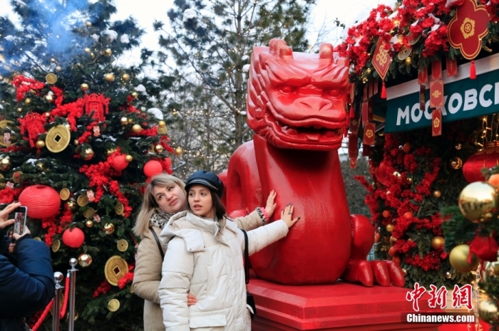當(dāng)?shù)貢r(shí)間2月9日，中國(guó)農(nóng)歷新年慶?；顒?dòng)啟動(dòng)儀式在莫斯科市中心的卡梅爾格爾斯基巷舉行。中國(guó)駐俄大使張漢暉，俄羅斯外交部發(fā)言人扎哈羅娃，以及俄羅斯文化部和莫斯科市政府官員出席。慶?；顒?dòng)將持續(xù)至18日。圖為當(dāng)?shù)孛癖娫谔鼐S爾廣場(chǎng)與龍雕塑合影。
