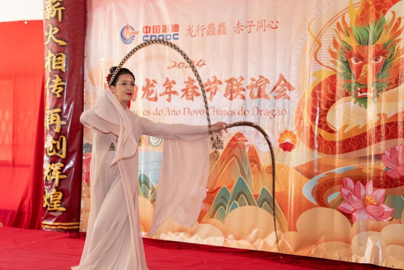 巴西藝術(shù)家表演中國舞。里約天主教大學(xué)孔子學(xué)院供圖