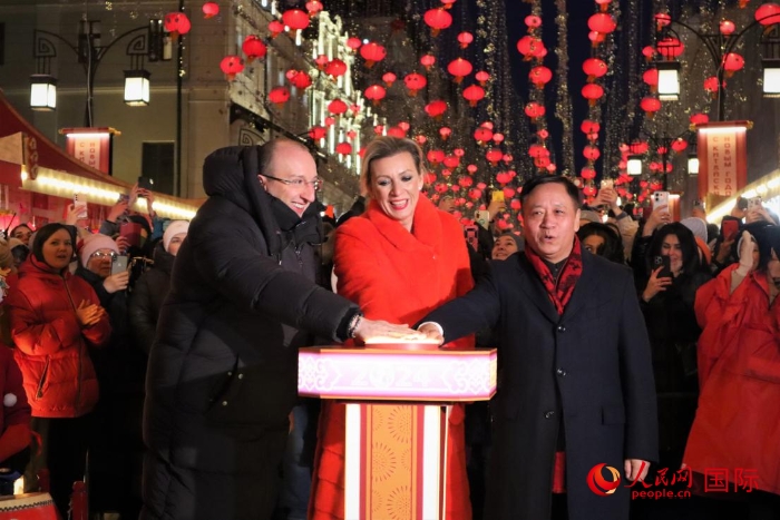 張漢暉、扎哈羅娃、科茲洛夫（從右至左）共同按下活動啟動按鈕。于子恒攝