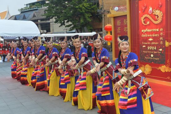 2月10日，演員在泰國(guó)曼谷唐人街舉行的“歡樂(lè)春節(jié)”活動(dòng)上跳舞。當(dāng)日，泰國(guó)“歡樂(lè)春節(jié)”文化活動(dòng)在曼谷唐人街舉辦。（新華社發(fā)，拉亨攝）
