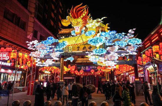 2月11日，游客在沈陽(yáng)中街游覽。春節(jié)期間，各地?zé)艋痂病⒒饦?shù)銀花，呈現(xiàn)出一幕幕流光溢彩的視覺(jué)盛宴。（新華社記者潘昱龍攝）