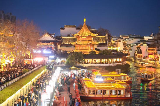 2月14日，游客在南京夫子廟景區(qū)賞燈游玩。（新華社發(fā)，蘇陽(yáng)攝）