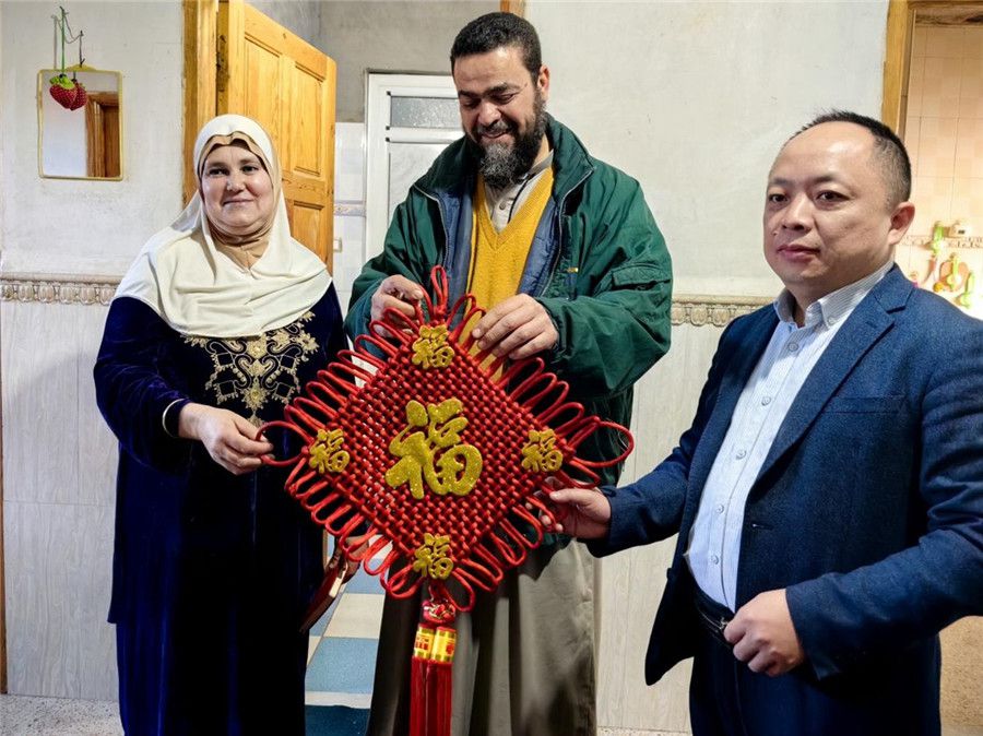 中國醫(yī)生向穆罕默德贈送中國新春福字。中國第28批援阿爾及利亞醫(yī)療隊塞地夫分隊供圖