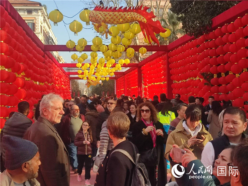 游園會入口處張燈結彩，人流如織。人民網(wǎng)記者鄭彬攝