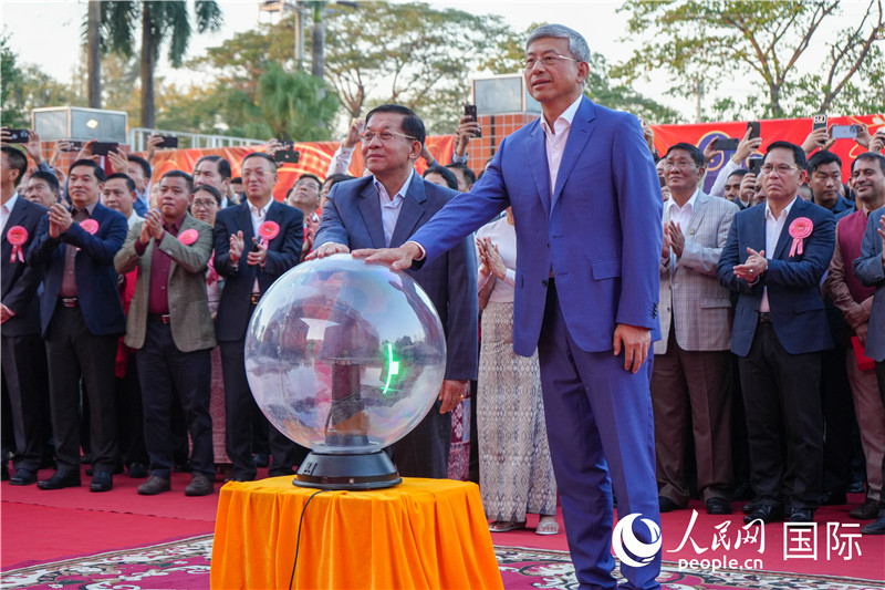 敏昂萊主席和陳海大使在中方援建和改造升級的仰光杜溫納國家體育館前共同按亮水晶球，啟動“錦繡唐人街”新春慶典-人民網(wǎng)記者謝佳君攝