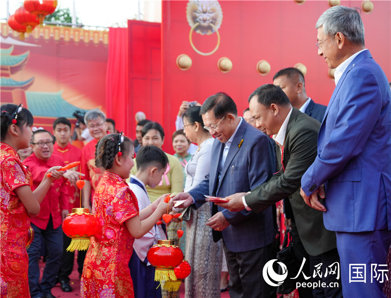 在活動現(xiàn)場，敏昂萊主席夫婦根據(jù)當(dāng)?shù)貍鹘y(tǒng)向兒童送祝福1-人民網(wǎng)記者謝佳君攝