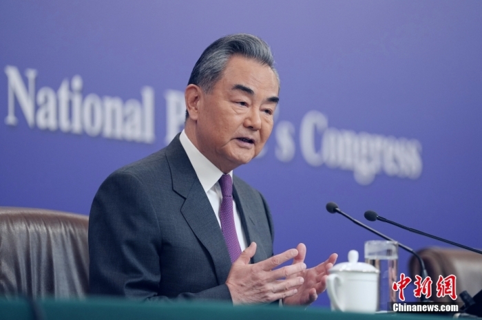 3月7日，十四屆全國人大二次會議在北京舉行記者會，中共中央政治局委員、外交部長王毅就中國外交政策和對外關(guān)系相關(guān)問題回答中外記者提問。<a target='_blank' href='/'><p  align=