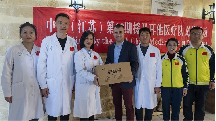 醫(yī)療隊(duì)向森格萊爾市捐贈藥膏。中國（江蘇）第19期援馬耳他醫(yī)療隊(duì)供圖