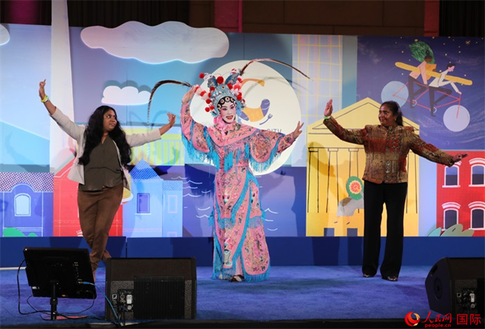 當?shù)厝A人京劇社團的青年演員現(xiàn)場表演京劇選段，并與現(xiàn)場觀眾近距離互動。人民網(wǎng)記者 李志偉攝