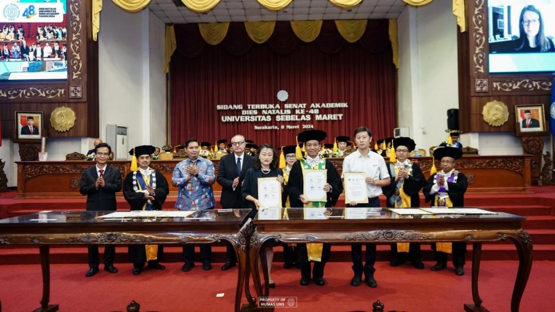 西華大學(xué)、三一一大學(xué)、印尼鋰源新材料有限公司、四川鋰源新能源有限公司四方共同簽署國(guó)際合作協(xié)議。印尼三一一大學(xué)孔子學(xué)院供圖