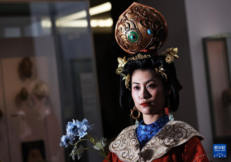 3月13日，在位于法國(guó)巴黎的吉美國(guó)立亞洲藝術(shù)博物館，模特展示敦煌復(fù)原服飾。新華社記者 高靜 攝