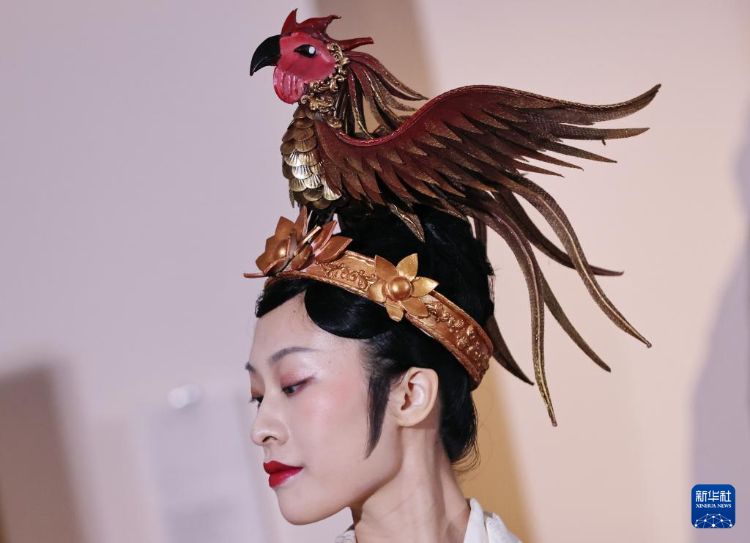 3月13日，在位于法國(guó)巴黎的吉美國(guó)立亞洲藝術(shù)博物館，模特展示敦煌復(fù)原服飾。新華社記者 高靜 攝