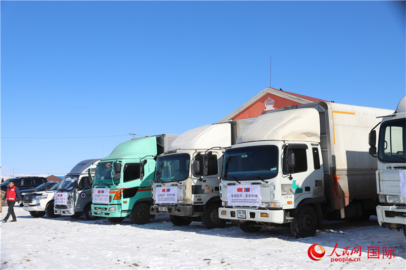 6.3月18日，滿載賑災(zāi)物資卡車在中央省額爾登縣整裝待發(fā)。人民網(wǎng)記者 霍文攝
