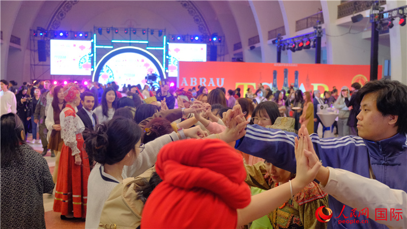 中俄觀眾在現(xiàn)場參與俄羅斯民俗互動游戲。人民網(wǎng) 褚夢琦攝