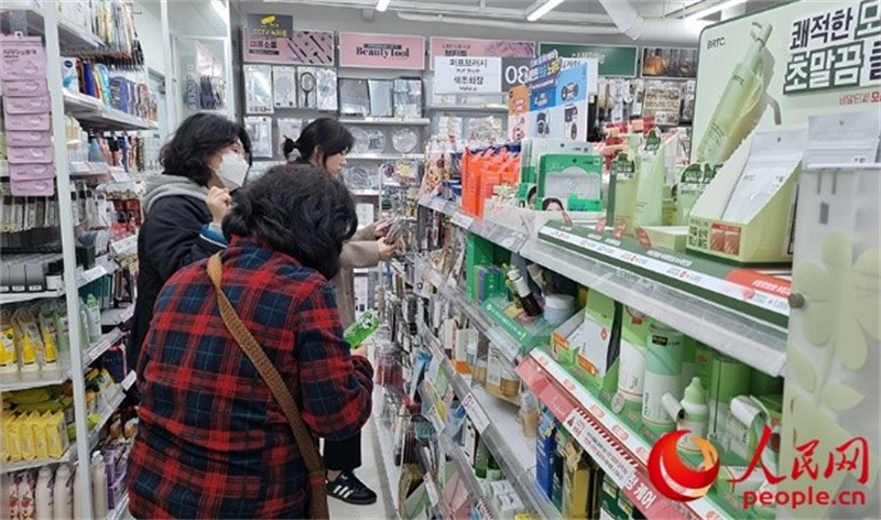 韓國民眾在認真挑選低價化妝品。人民網(wǎng) 李帆攝