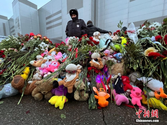 當?shù)貢r間3月24日，俄羅斯全國哀悼日，悼念22日發(fā)生在莫斯科州克拉斯諾戈爾斯克市“克羅庫斯城”音樂廳恐怖襲擊事件中的遇難者。此次恐襲已導致137人遇難，150多人受傷。圖為民眾在恐襲事件現(xiàn)場附近敬獻的鮮花和毛絨玩具。<a target='_blank' href='/'><p  align=