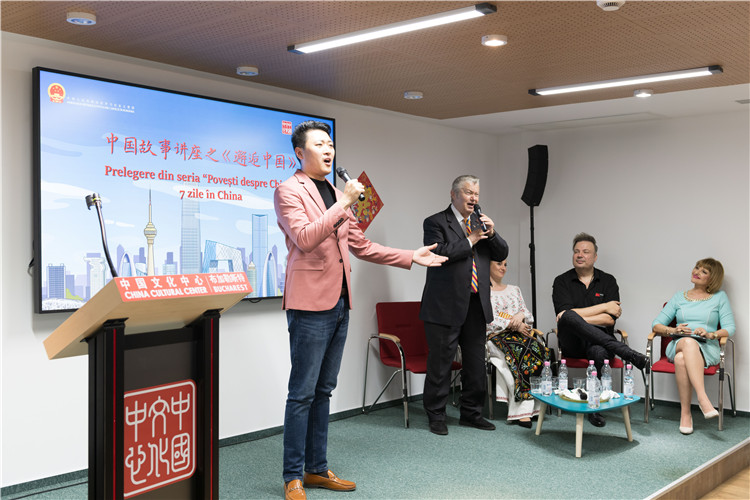 中國(guó)青年男高音歌唱家方瀧與奧爾基·圖爾達(dá)合唱羅語歌曲。布加勒斯特中國(guó)文化中心供圖。