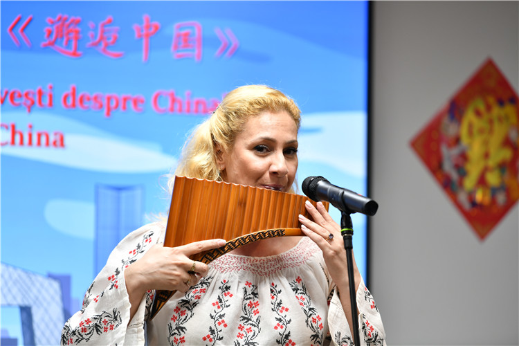 喬治亞娜·帕納演奏排簫。 布加勒斯特中國(guó)文化中心供圖。