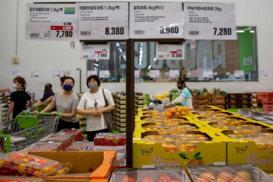 2022年7月9日，人們在韓國高陽市一家超市水果區(qū)購物。新華社記者王益亮攝