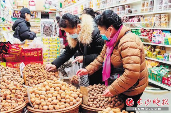 　　在長沙南門口菜市場附近的一家炒貨店內(nèi)，市民正在選購年貨。　　長沙晚報全媒體記者 范宏歡 攝