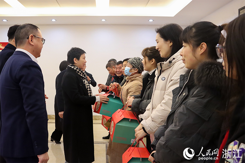 杭州市上城區(qū)“我為年夜飯?zhí)淼啦恕睈坌亩Y盒正式啟送。人民網(wǎng) 秦文攝