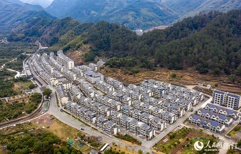 近日，航拍寧波市海曙區(qū)龍觀鄉(xiāng)李岙村屋頂光伏項(xiàng)目。人民網(wǎng) 章勇濤攝