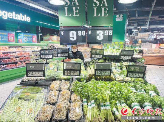 　　家樂福芙蓉廣場店，市民在選購春菜。