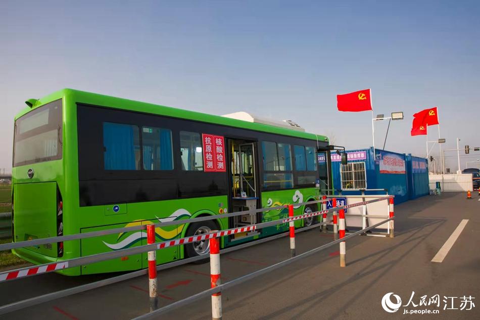 淮安市客總汽車運輸有限公司調(diào)集兩部車況最佳“核酸采樣流動車”，組建黨員“先鋒崗”。紀(jì)星名攝