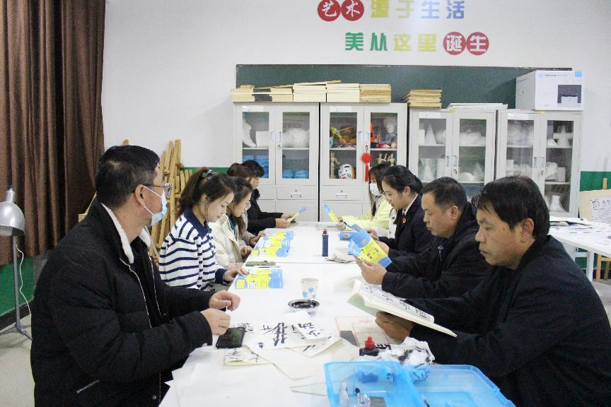 河北省臨西縣人民檢察院未檢檢察官在臨西縣第二小學(xué)為家長講解家庭教育促進(jìn)法。 孫國月攝