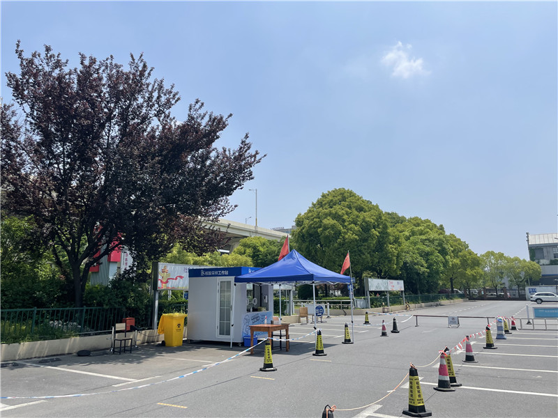 常態(tài)化“核酸采樣工作站”亮相上海街頭。龔昱攝