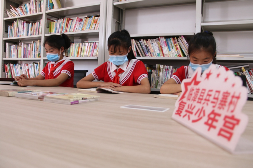 河北省臨漳縣柏鶴集鄉(xiāng)兵馬寨村復(fù)興少年宮，孩子們?cè)陂営[室讀書。 申志好攝