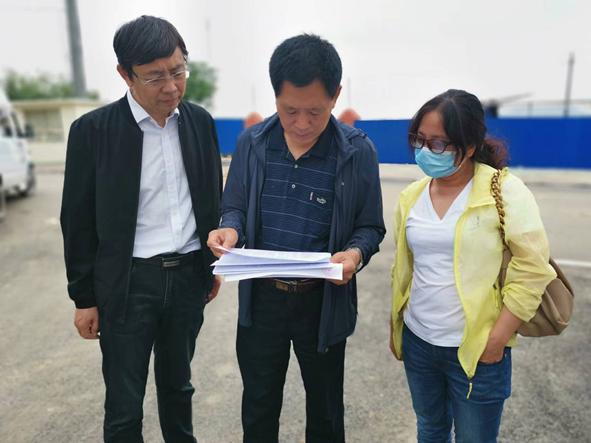 國情調(diào)查核查組專家對司家營鐵礦生產(chǎn)臺賬等進行檢查。袁海波攝