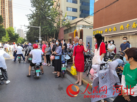 石家莊外國語學?？键c外送考的家長。人民網 祝龍超攝