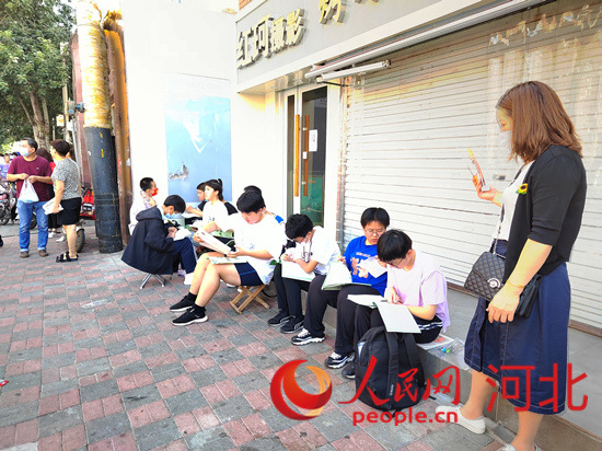 臨進考場，考生抓緊時間再復習一下。人民網 祝龍超攝