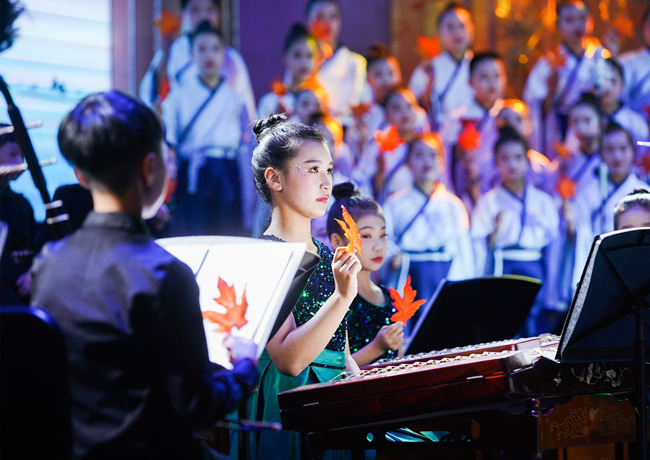 樂團(tuán)在臺(tái)上演出。單位供圖