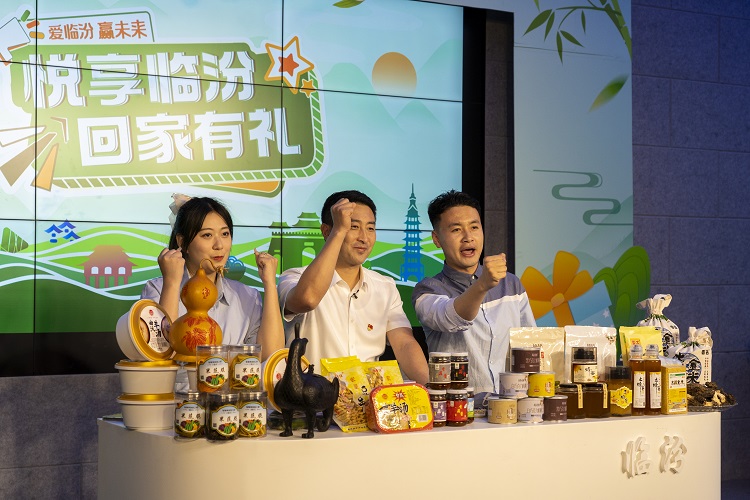 6月3日下午，在臨汾原產(chǎn)地商品體驗店，曲沃縣副縣長樊奇選對當?shù)氐霓r(nóng)特產(chǎn)品、旅游景點進行了推介代言。鄭遠飛攝