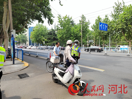 石家莊交警在查處非機(jī)動(dòng)車(chē)違章。人民網(wǎng)祝龍超攝