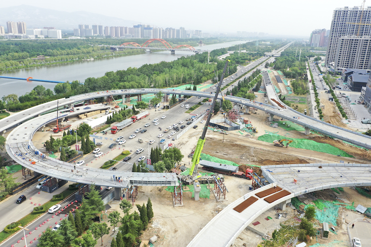 市區(qū)五一路快速通道工程西段順利合龍。