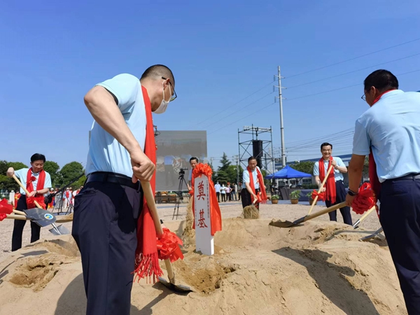 作為今年荷花節(jié)“開(kāi)場(chǎng)秀”，理士新能源智造園區(qū)項(xiàng)目正式開(kāi)工。人民網(wǎng) 馬曉波攝