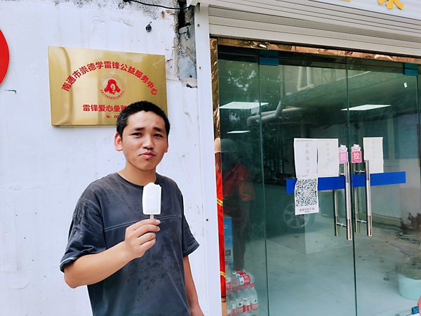 2過路司機(jī)在驛站冷飲。人民網(wǎng)記者王繼亮攝.jpg