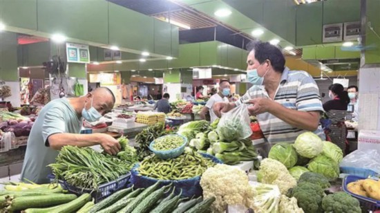 無錫市民在沁揚市場和往常一樣購買農(nóng)副產(chǎn)品。宗曉東攝