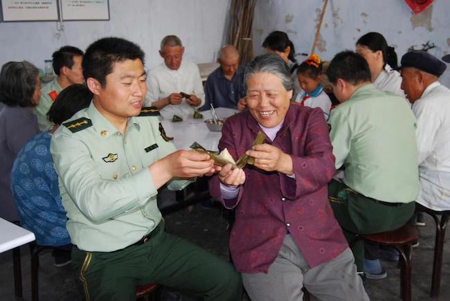 趙德恒與孤寡老人共度端午佳節(jié) 。 濱州市公安局海岸警察支隊(duì)岔尖派出所供圖