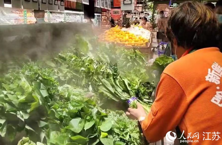 在大潤發(fā)長江北路店里，果蔬、肉蛋等生活必需品種類齊全，供應(yīng)充足，市民正有序選購。無錫市委網(wǎng)信辦供圖