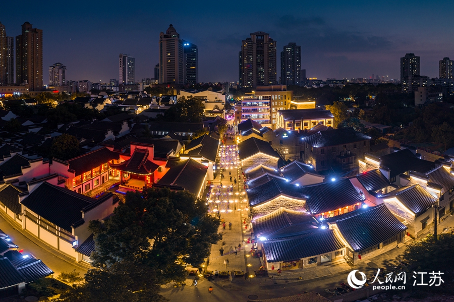 熙南里歷史文化休閑街區(qū)夜景。熙熙攝